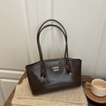 Borsa tote marrone scuro lucida con scritte bianche COIH '2DN e manici annodati - Marrone