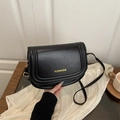 Bolso bandolera minimalista de cuero negro con letras FASHION doradas - Negro