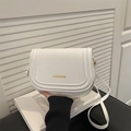 Bolso bandolera blanco de cuero sintético con letras doradas y correa fina - Blanco
