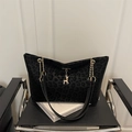 Borsa tote nera leopardata con ciondolo a cervo dorato e tracolla a catena - Nero