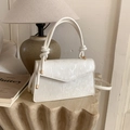 Detail van witte handtas met marmertextuur touwhandvat en gouden metalen uiteinden - Wit