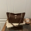 Borsa tote leopardata marrone con catena dorata e ciondolo a cervo su sciarpa di maglia - Marrone