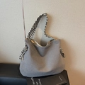 Bolso tote grande de pana gris con correa de hombro a rayas blancas y negras - Gris