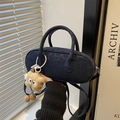 Borsa a cilindro blu navy con stampa leopardata, doppi manici e ciondolo di peluche - Senza Pendente / Leopardato Blu