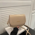 Bolso silla beige minimalista con letras FASHION doradas y fina correa de cuero suave - Caqui