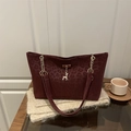Borsa tote bordeaux con rilievo leopardato, ciondolo a cervo dorato e tracolla a catena - Rosso