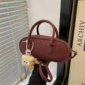 Elegante borsa a mano bordeaux opaca con doppi manici e ciondolo mostriciattolo di peluche - Borgogna