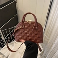Braune Muscheltasche mit Gitterprägung, Doppelgriffen und abnehmbarem Umhängeriemen - Braun