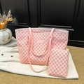 Ensemble sac cabas rose imprimé avec petite pochette sur fond de chemise blanche - Rose