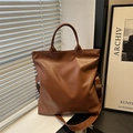 Bolso tote retro marrón de cuero sintético con textura granulada y correa ajustable - Marrón