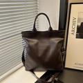 Bolso tote grande marrón oscuro en cuero de lichi con correa ajustable al hombro - Marrón
