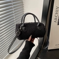 Sac Boston en polaire noire avec poignées en cuir et bandoulière amovible élégante - Noir