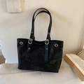 Bolso tote negro con textura de ante mate y correas ajustables con hebillas plateadas - Negro