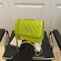 Sac à bandoulière matelassé vert citron avec chaîne dorée et fermoir pivotant - Vert