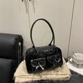 Borsa bowling nera lucida con fiocchi decorativi e doppie tasche su tessuto crema - Nero