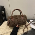 Sac à main cylindrique chic en polaire peluche marron avec poignées en cuir brun - Marron