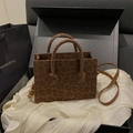 Handtasche mit braunem Leopardenmuster und verstellbarem Gurt in Displaybox - Braun