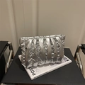 Pochette trapuntata argento metallizzato con moderna trama imbottita minimalista - Argento