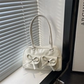 Borsa minimalista in pelle verniciata bianca con fiocchi decorativi e tasche frontali - Bianco
