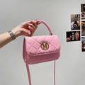 Sac à main matelassé rose avec boucle logo M dorée et bandoulière réglable - Rose