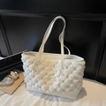 Elegante bolso tote blanco de pelo sintético con remaches dorados y asas de cuero - Blanco