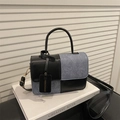 Borsa a tracolla quadrata chic patchwork nero e grigio con manico e targhetta - Nero