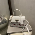 Piccola borsa a tracolla bianca con stampa ciliegie e fibbia metallica dorata - Bianco