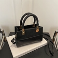 Sac à main minimaliste en cuir noir avec textures mates et brillantes et détails dorés - Noir