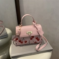 Borsa a tracolla rosa con stampa ciliegie, finiture dorate e manico superiore - Rosa