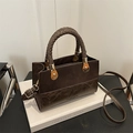 Sac à main marron foncé bi-matière avec poignée tressée et boucles dorées - Marron