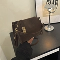Borsa a mano in pelle scamosciata marrone con borchie dorate e chiusura a vite - Marrone