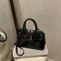 Elegante borsa Boston in vernice nera con fibbia decorativa e finiture argento - Nero