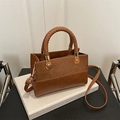 Sac bandoulière en cuir marron avec texture léopard et poignée tissée chic - Marron