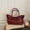 Minimalistische weinrote Lackleder-Tragetasche mit Glanzeffekt und Metallschnalle - Rot