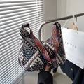 Detailansicht einer Ethno-Hobo-Tasche mit aufwendigen Jacquard-Mustern und breitem Gurt - Schwarz