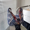 Detailansicht der Boho-Hobo-Tasche mit bunten geometrischen Mustern und breitem Schultergurt - Blau