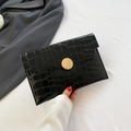 Pochette enveloppe noire à motif crocodile avec une grande boucle ronde en métal doré - Noir