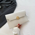 Pochette enveloppe blanche à motif crocodile avec fermoir rond en métal doré - Blanc