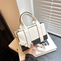 Detalle de bolso tote bicolor en cuero sintético liso con herrajes dorados - Blanco (Blanco/Negro Bloque)
