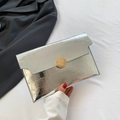 Pochette enveloppe argentée avec texture crocodile et boucle ronde dorée - Argenté