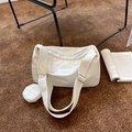 Detalle de bolso bandolera de nailon blanco con etiqueta y monedero pequeño - Blanco