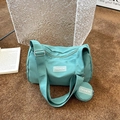 Detailansicht der minzgrünen Nylon-Tasche mit abnehmbarem Etui und modischem Label - Seeblau