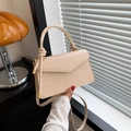 Sac à bandoulière plissé beige pour femme avec poignée et finitions dorées chic - Style à Texture Plissée / Blanc Cassé