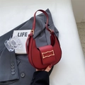Rote Halbmond Schultertasche mit goldener Schnalle und verstellbarem Riemen im Retro-Stil - Rot