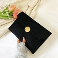 Elegante bolso sobre negro con patrón de cocodrilo y hebilla redonda de metal dorado - Negro