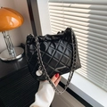 Borsa a tracolla trapuntata nera classica con catena argento e finitura in ecopelle - Nero