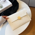 Bolso de mano tipo sobre minimalista blanco roto con textura de cocodrilo y cierre dorado - Blanco