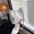 Secchiello bianco trapuntato con tracolla a catena e trama a rombi elegante - Bianco