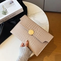 Bolso de mano elegante color albaricoque con estampado de piedra y hebilla dorada - Caqui
