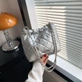 Borsa trapuntata argento con tracolla a catena e dettaglio in metallo rettangolare - Argento